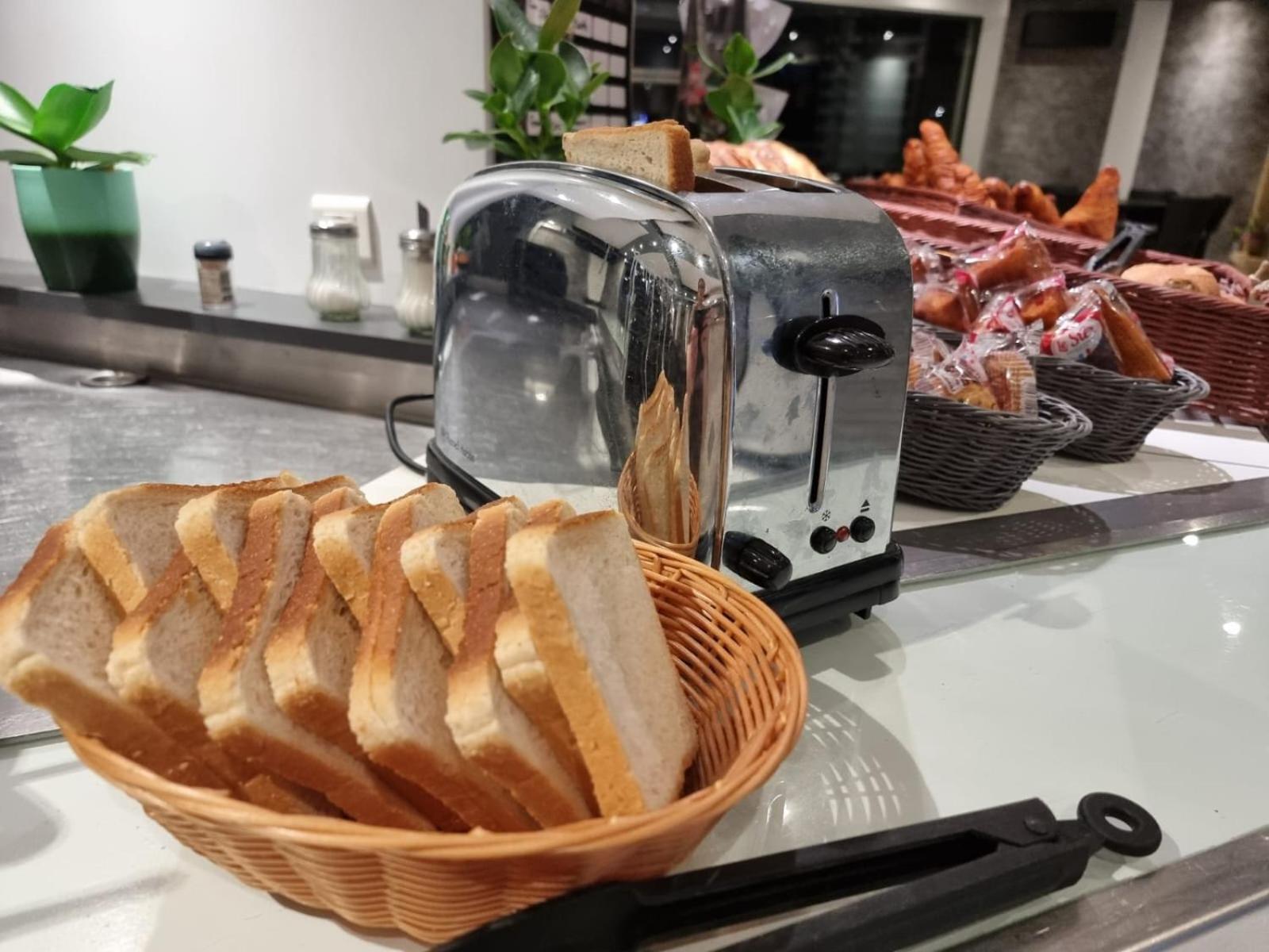 Brit Hotel La Bonne Etape Evreux Luaran gambar